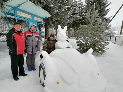 Романтика зимнего утра: Фотография снежных дорожек на рассвете