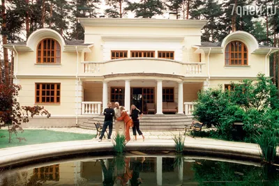 Величественное здание Дома Михалкова на фоне гор