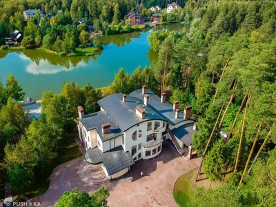 Уникальная архитектура Дома Михалкова с великолепными горами вокруг