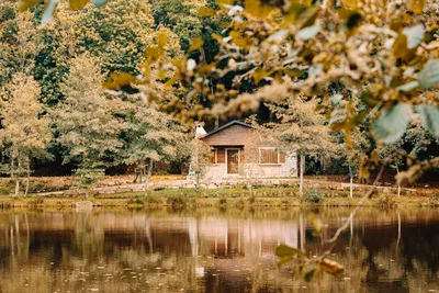 Взгляни в бесконечность: фото дома с видом на бескрайние воды озера