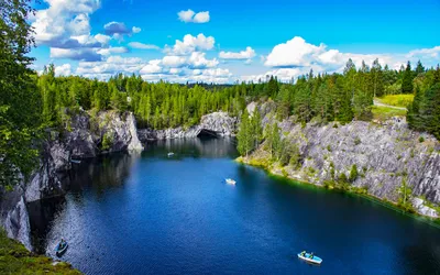 HD фото дома, окруженного озерной красотой