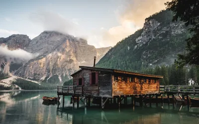 Фотка дома на горе с прекрасным пейзажем