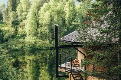 Очарование природы на фото дома у озера.