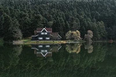 Фото дома у озера: наслаждайтесь красотой природы.
