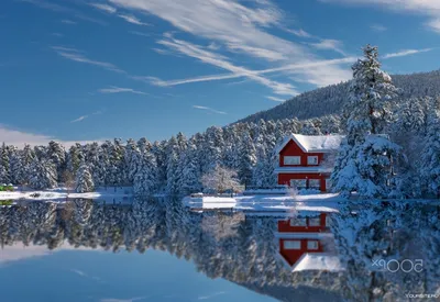 Отражение красоты озера в объективе фотокамеры у Дома