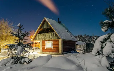 Зимняя красота: дом на фоне снега
