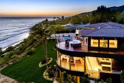 Фотк дома в Майами: красивый пейзаж океана в фоне