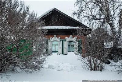 Изображения зимнего уюта: дом в снежной обители