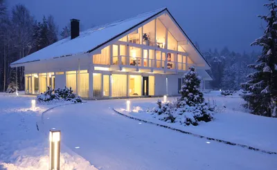 Фото дома под снегом: Выберите формат - JPG, PNG, WebP