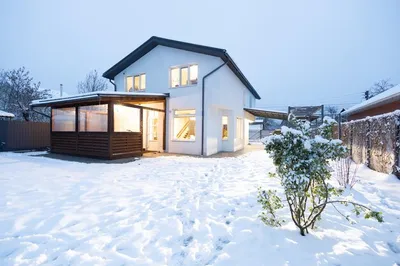Зимний дом в сиянии луны: Фотография в WebP