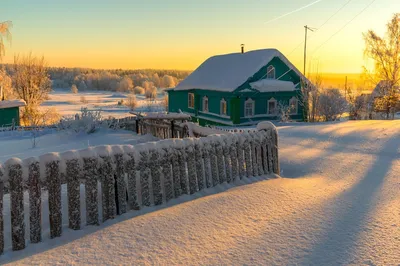 Зимний домашний уголок: Изображение деревенского дома