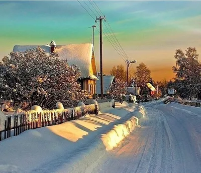 Зимнее волшебство: Фотография деревенского дома зимой