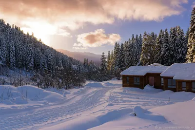 Зимний пейзаж: Изображение домика в деревне на фото