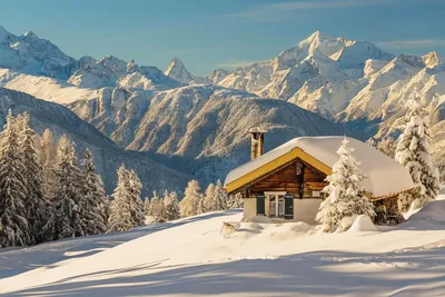 Домик в горах: Зимняя красота в JPG формате