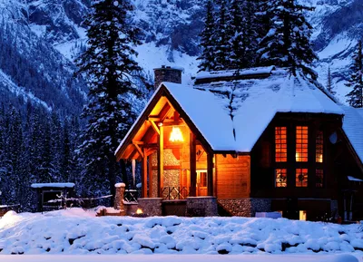 Зимний домик в горах: Живописное изображение зимнего пейзажа