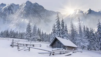 Домик в горах зимой: Фотография зимнего уюта в JPG