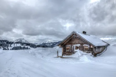 Фото домика в горах зимой: Заснеженное убежище в WebP