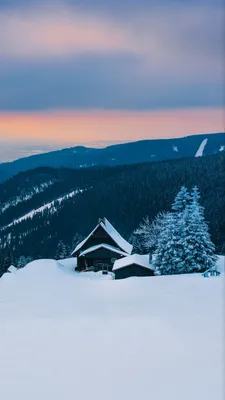 Зимний домик в горах: Фотография зимней гармонии