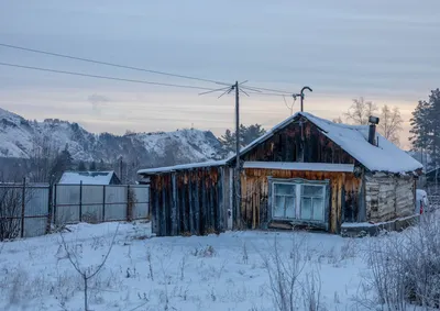 Зимний домик в горах: Живописное изображение зимнего уюта