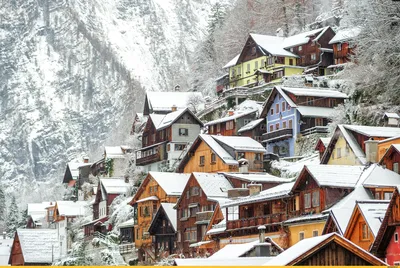Зимний домик: Заснеженная красота на изображении