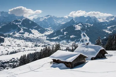 Домик в горах зимой: Фотография зимнего уюта в JPG