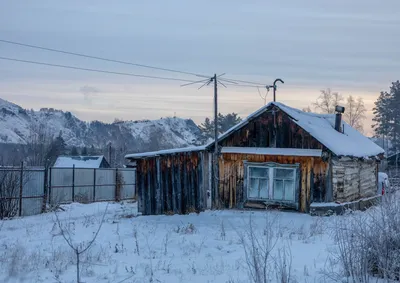 Фотография уютного дома в горах в стиле арт