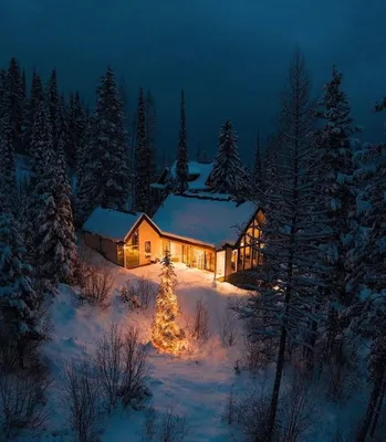 Ледяные краски: Изображение домика в зимнем лесу