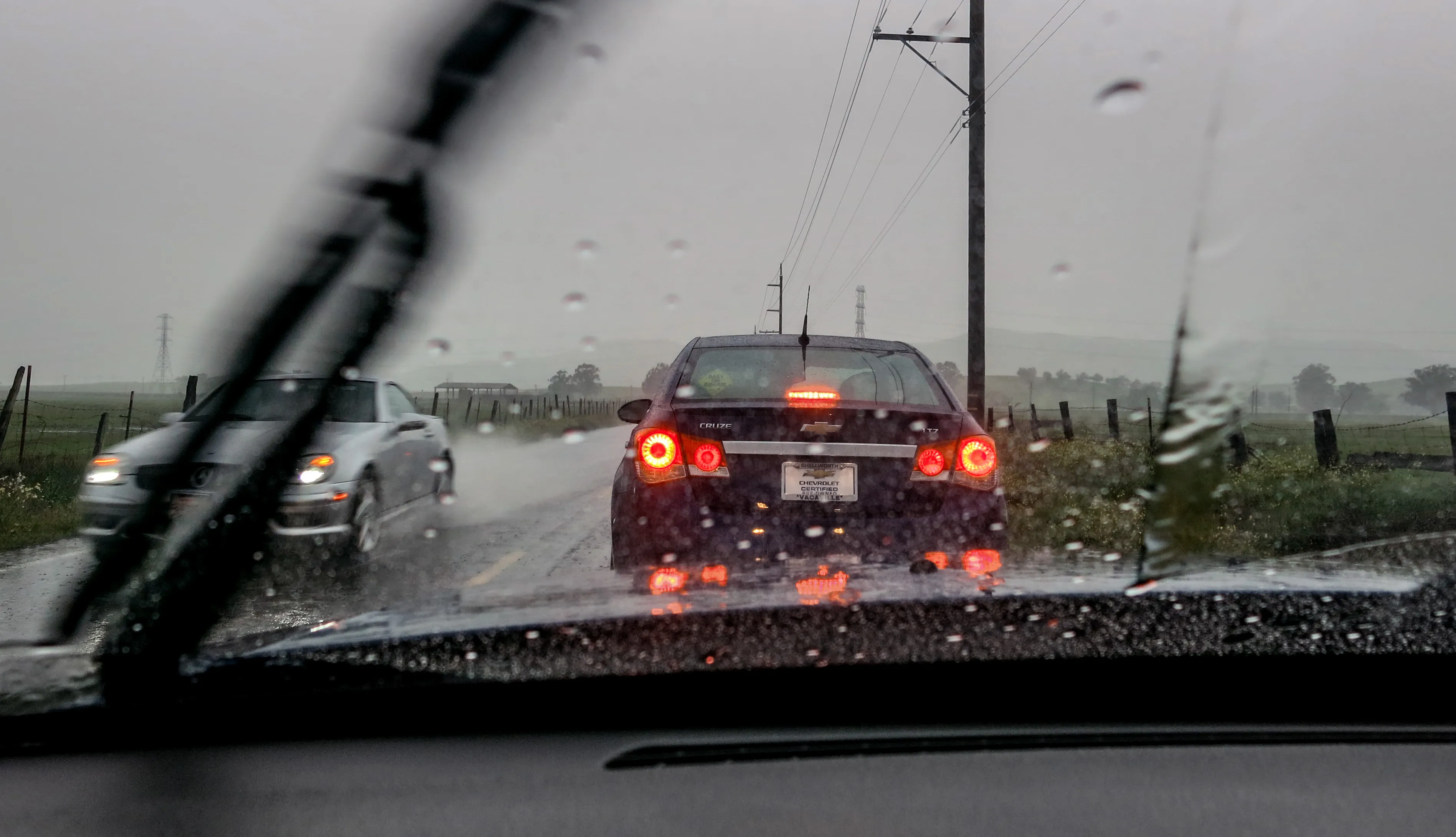 Driver rain. Дорога дождь машина. Ливень на трассе. Авто в дождь. Машина едет в дождь.