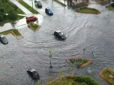 Водяной мир: Захватывающие снимки дождя в Москве