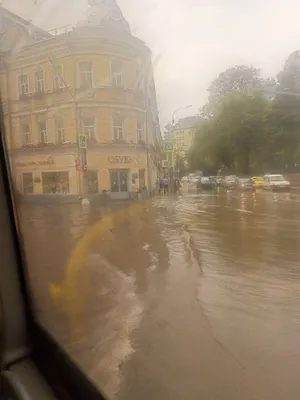 Дождливый день в столице: Лучшие фотографии