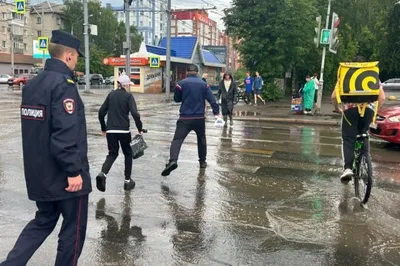 Зонтики и лужи: дождливый день в городе.