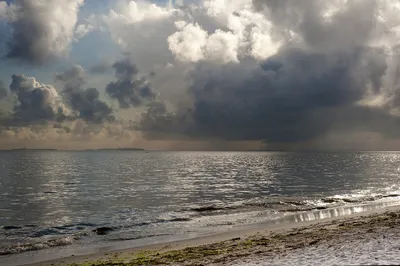 Красивые фотографии дождя на море в 4K разрешении