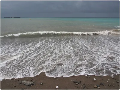 Поцелуй природы: Море и дождь в сплетении страстей