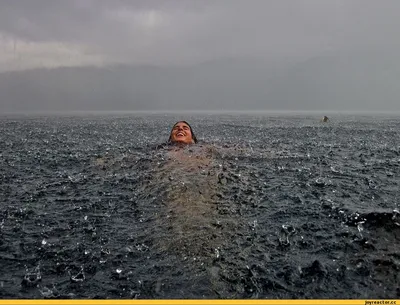 Удивительные изображения дождя на море