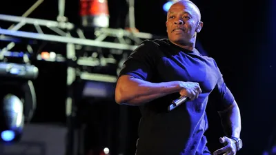 Изображение Dr. Dre: великий музыкант в своей студии