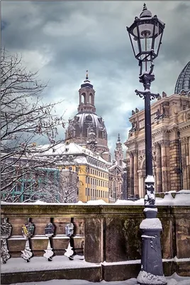 Зимний волшебство в Дрездене: скачайте изображение в предпочитаемом формате