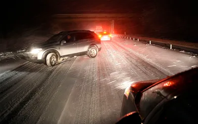 Зимние Дорожные Происшествия: Лед и Автомобили в Неприятном Союзе