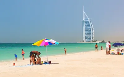 Фото Дубайского пляжа с величественным видом на город