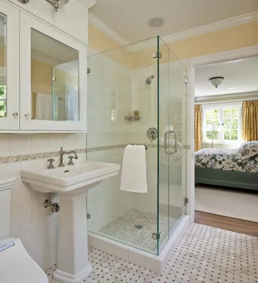Ванная комната с инновационным решением: душ без душевой кабины