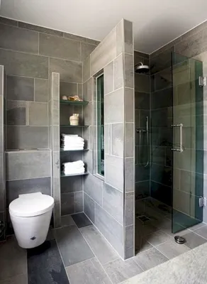 Фотография ванной комнаты с элегантным душем без душевой кабины