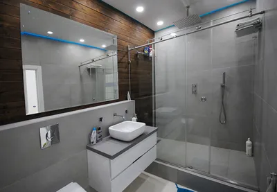 Фото ванной комнаты с разными типами ванных и душевых кабин