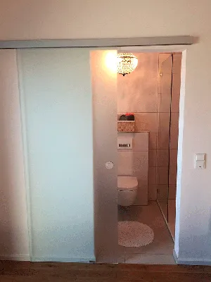 Картинка с туалетной дверью ванной комнаты в HD качестве
