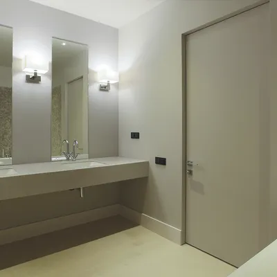 Элегантные двери для ванной комнаты на фото