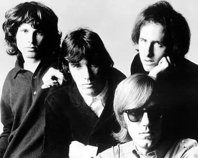 Фото Джима Моррисона с плакатом группы The Doors