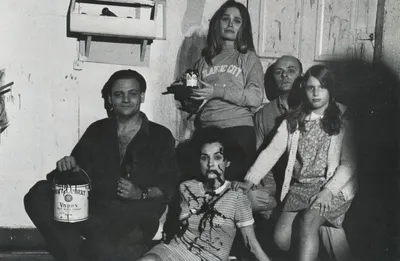Фотка Джорджа А. Ромеро среди своих зомби-персонажей