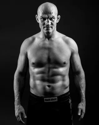 Фото бойца UFC Джуниора Дос Сантоса в действии
