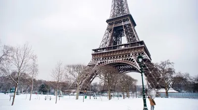 Эйфелева башня в ледяной зиме