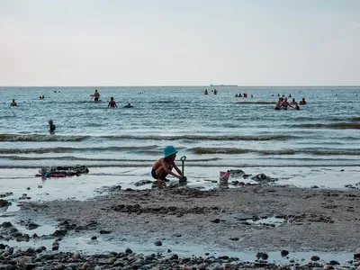 Фотографии пляжа Каменка в Ейске: камни, море и незабываемые впечатления.