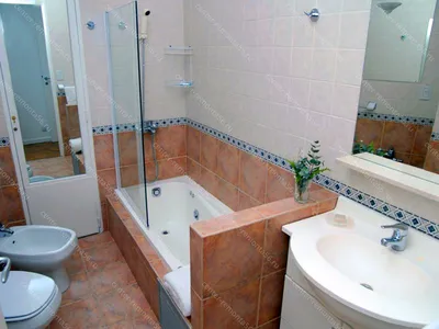 Фотографии стильного и уютного экономичного ремонта ванной комнаты