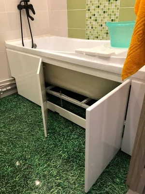 Уютная ванная комната с самодельным экраном для ванны - фото интерьера с уютным и оригинальным экраном